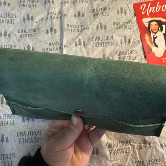 Portland Leather Cucumber Envelope/Crunch Wrap Crossbody - Picture 3 of 5